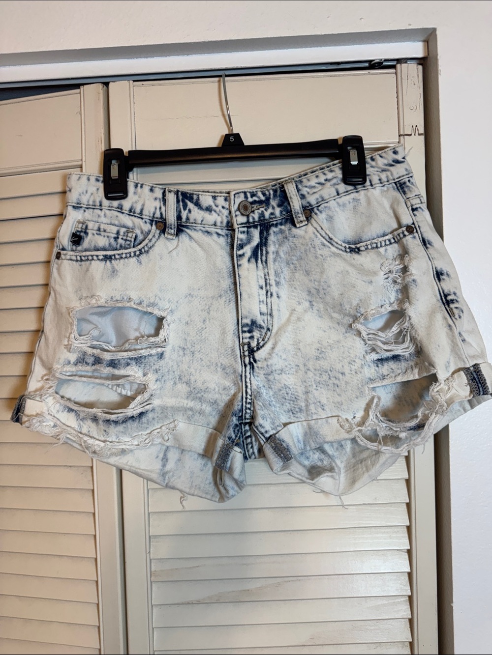 Kancan Light Acid-Wash Distressed Denim Shorts - White/Blue